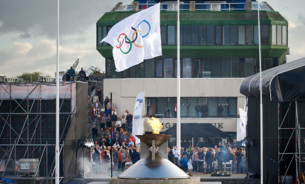 Торжественный подъем Олимпийского флага