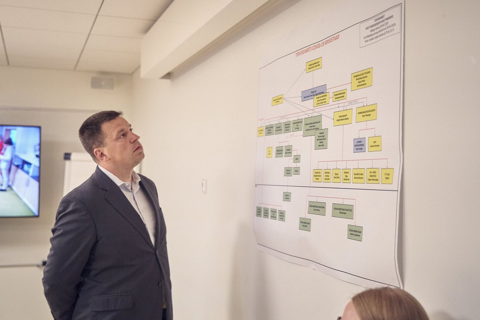 Премьер-министр Юри Ратас изучает схему по ситуации с COVID-19 кризисного штаба Депертамента здоровья Эстонии