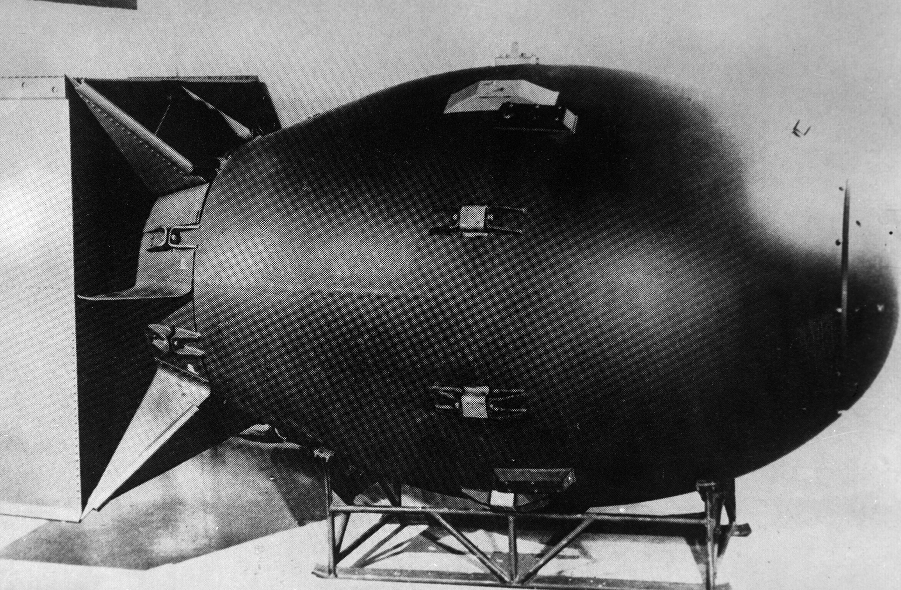 Атомная бомба "Толстяк", эквивалентом 21 килотонна тротила, была сброшена на город Нагасаки пилотом Чарльзом Суини, командиром бомбардировщика B-29 "Bockscar" 9 августа 1945 года на японский город Нагасаки