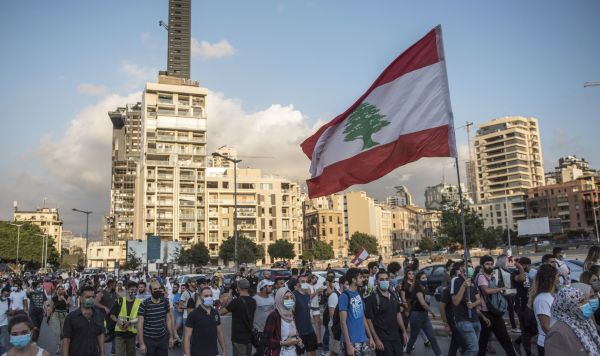 Участники митинга в Бейруте. Протестующие требуют отставки правительства и реформ