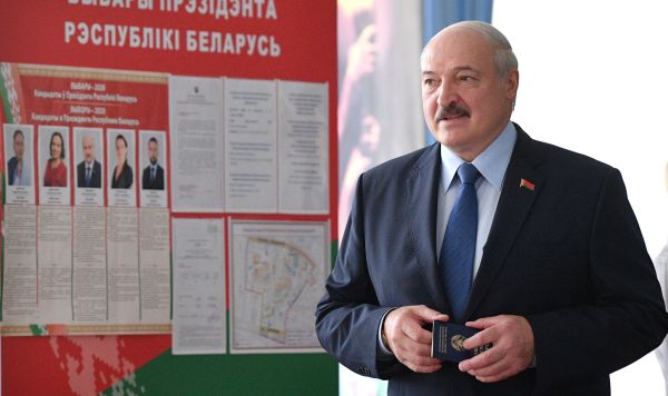 Президент Белоруссии Александр Лукашенко на избирательном участке в Минске