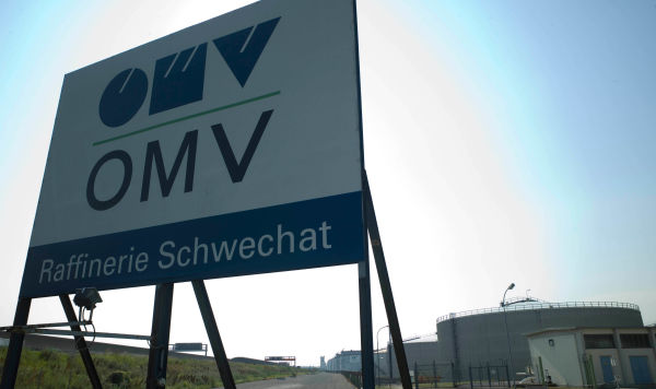 У въезда на нетеперерабатывающий завод компании OMV в Швехате (пригород Вены)