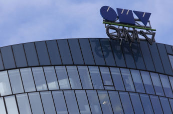 Здание штаб-квартиры и логотип австрийской энергетической группы OMV в Вене