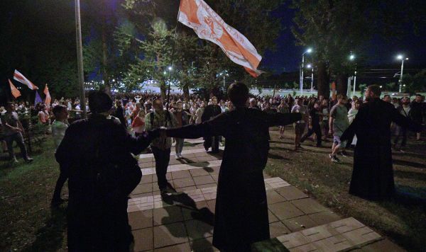 Волонтеры пытаются остановить колонну, направляющуюся к изолятору временного содержания в Минске, где содержатся задержанные в ходе акций протеста