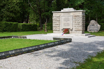 Памятник на советском братском захоронении на кладбище Паулусе в Тарту