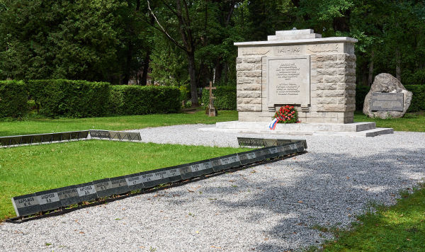 Памятник на советском братском захоронении на кладбище Паулусе в Тарту