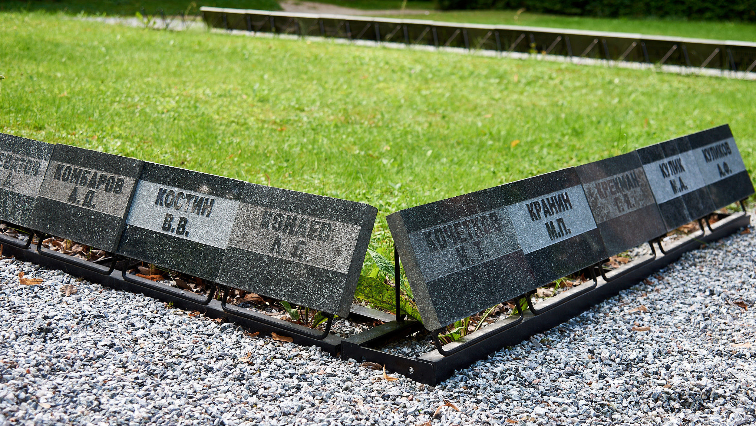 Плиты с именами погребенных в братском захоронении на кладбище Паулусе в Тарту