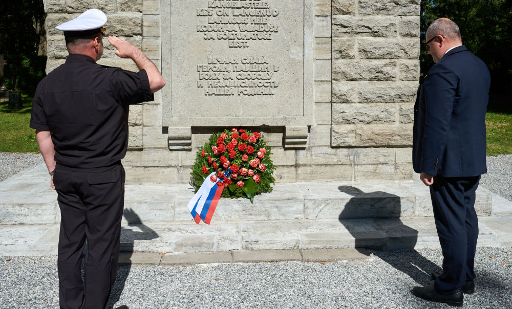 Возложение венка от посольства Российской Федерации в Эстонии у памятника на советском братском захоронении на кладбище Паулусе в Тарту