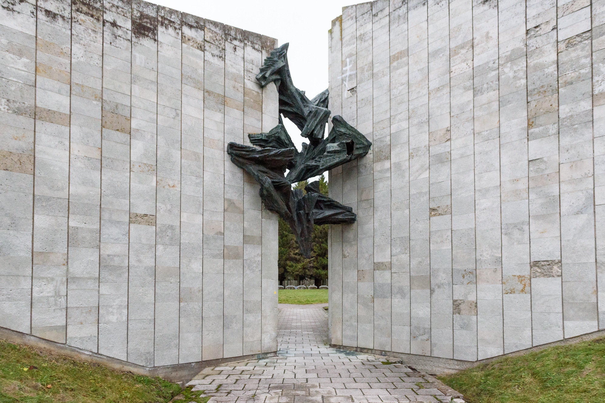 В мемориальный комплекс Маарьямяги  входит и братская могила моряков с эсминцев «Автроил» и «Спартак», захваченных в Таллинской бухте английскими интервентами