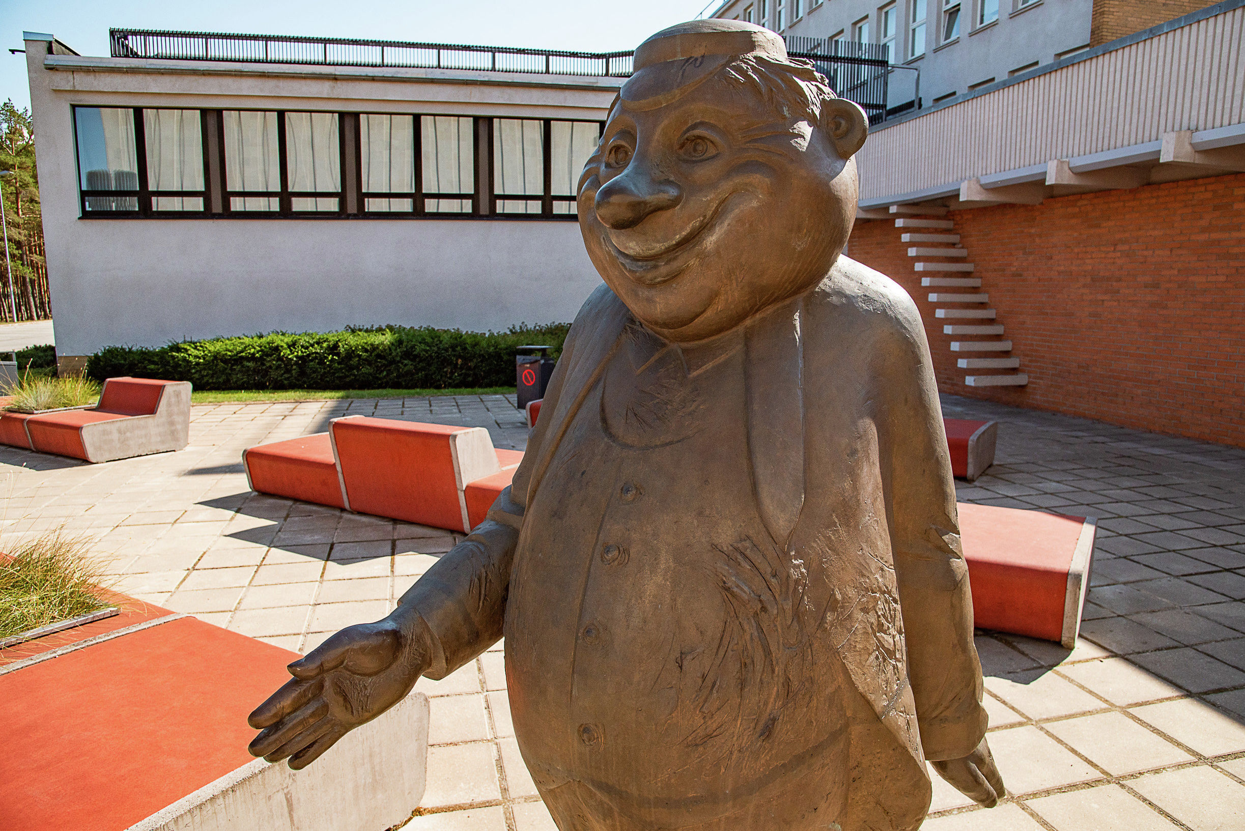 Памятник "вечному студенту" Юлиусу, работы скульптора Тийу Кирсипуу был установлен у главного входа к 90-летию Таллинского Технического университета
