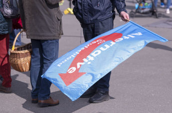 Мужчина с флагом партии "Альтернатива для Германии" (АдГ)
