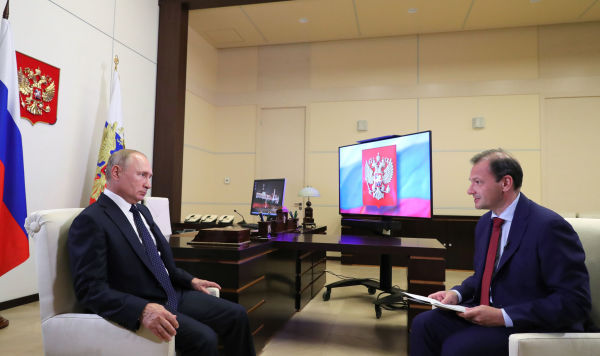 Президент РФ Владимир Путин во время большого интервью по актуальным темам ведущему ВГТРК Сергею Брилеву (справа), 27 августа 2020