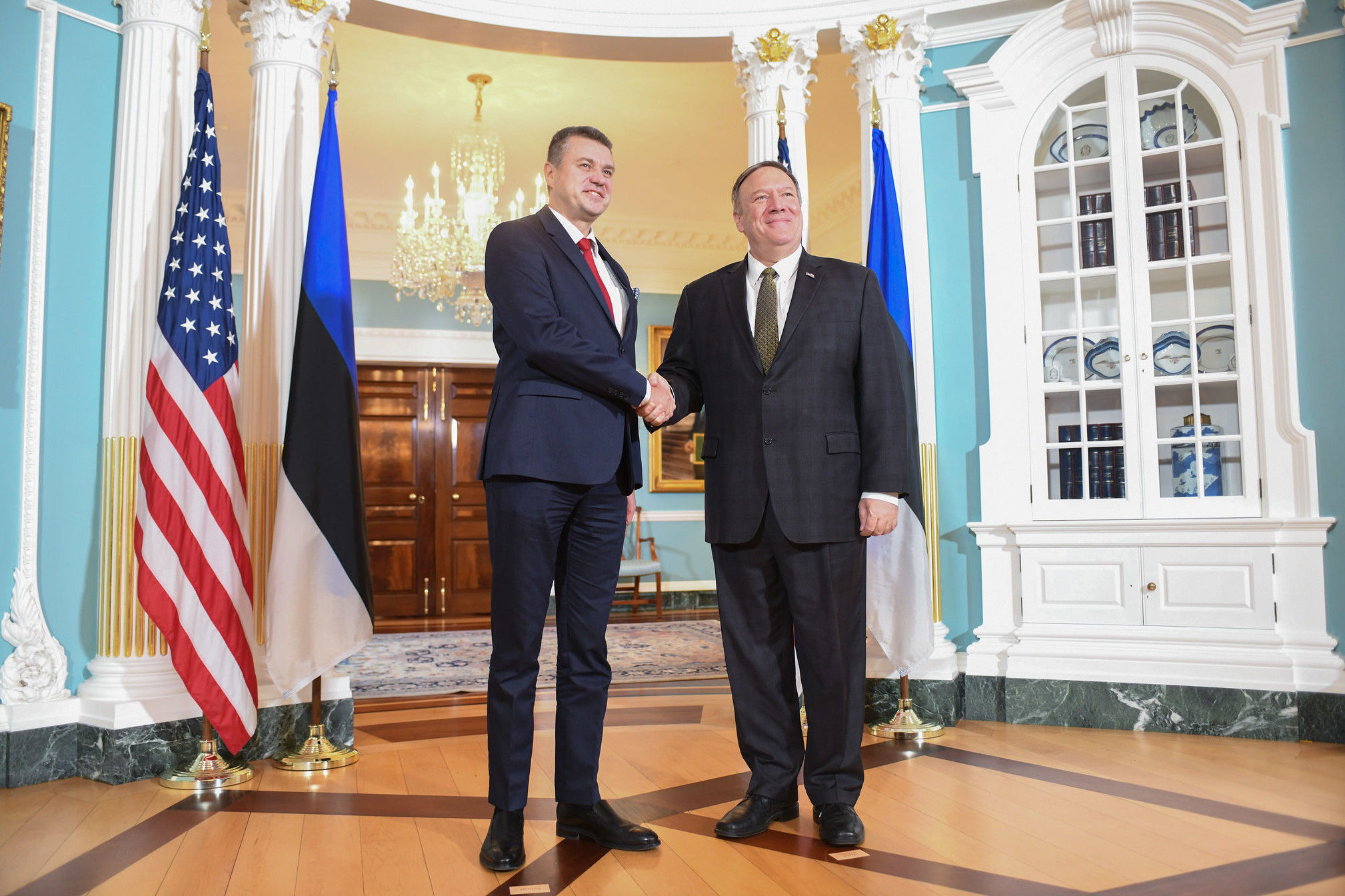 Госсекретарь США Майк Помпео (справа) и министр иностранных дел Эстонии Урмас Рейнсалу, 7 октября 2019 года