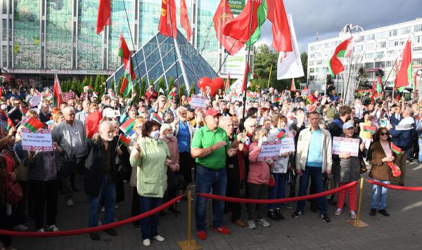 Участники акции в поддержку президента Белоруссии Александра Лукашенко в Минске
