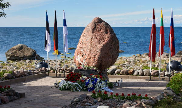 Памятник на мысе Юминда, установленный в память о Таллинском переходе