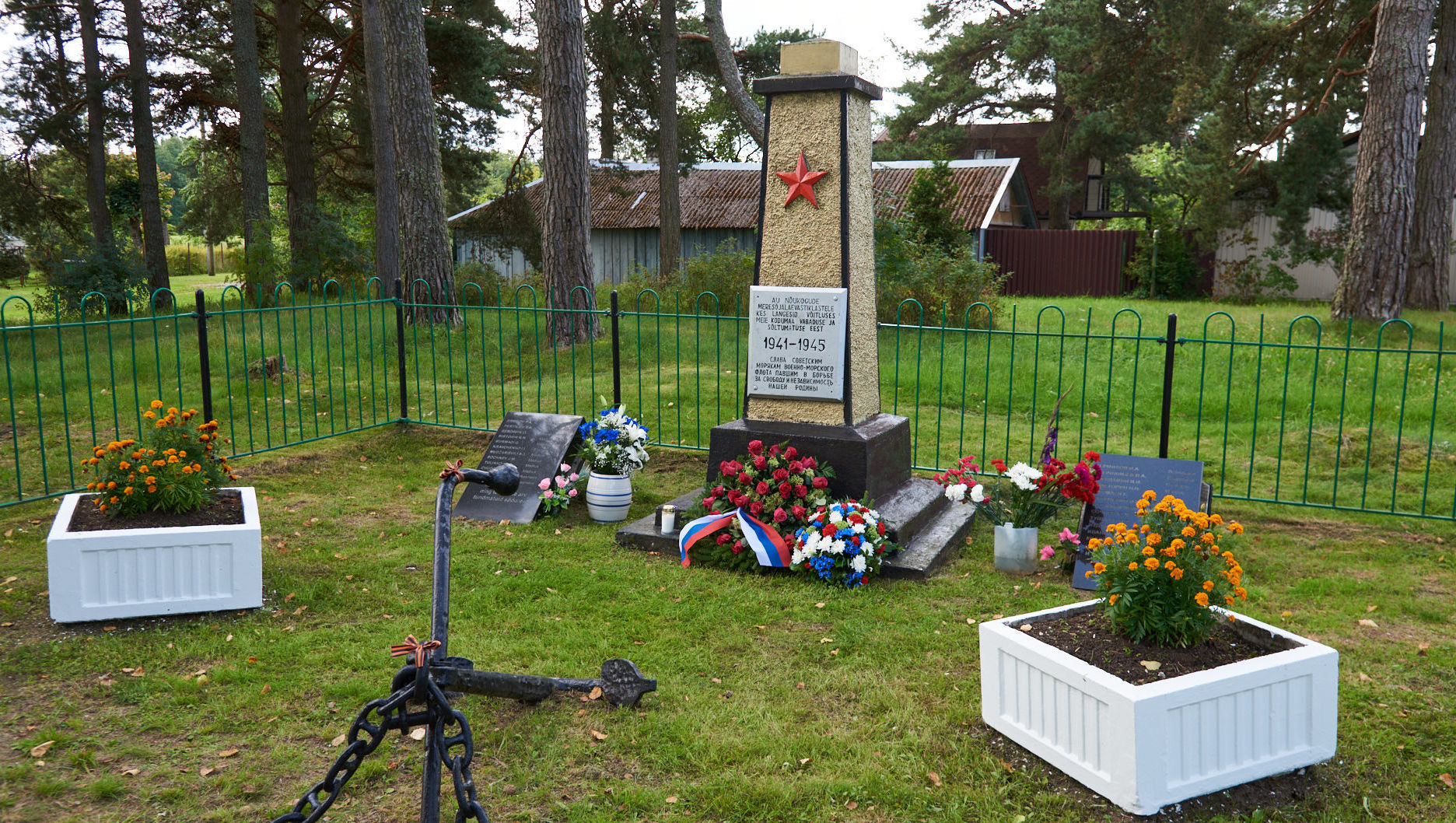 Памятник погибшим морякам с эсминца "Карл Маркс" и "МО-410" в Локса