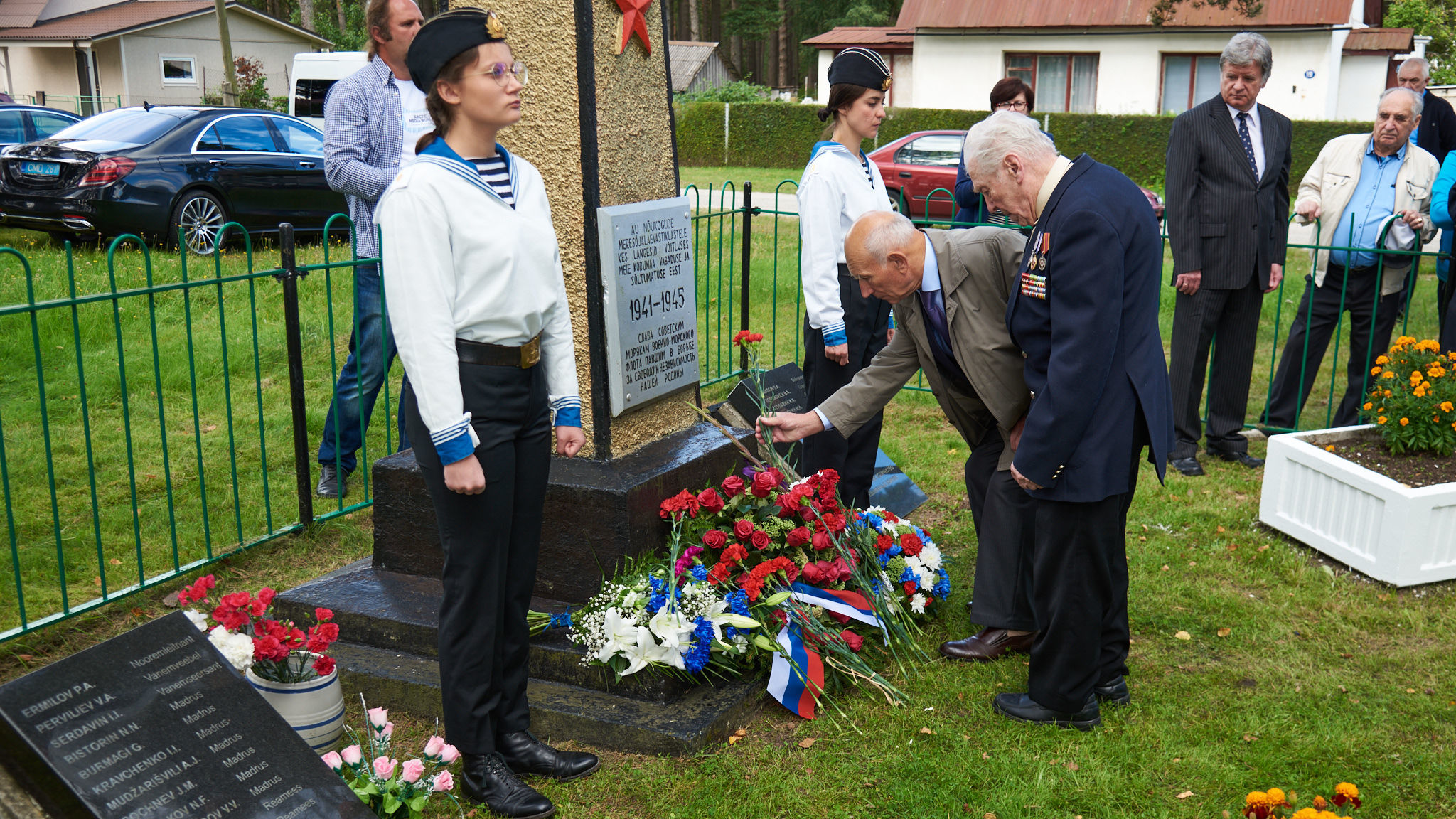 Возложение венков и цветов к памятнику погибшим морякам в Локса