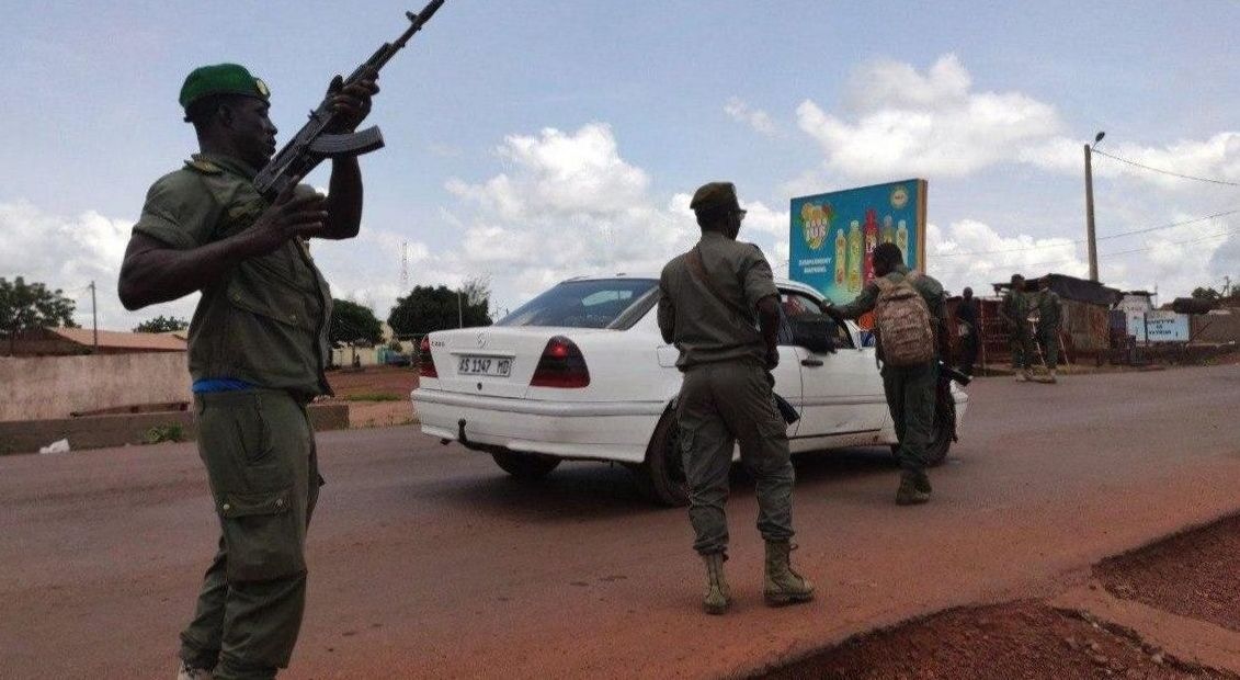 Военнослужащие во время митинга в поддержку военного мятежа в столице Мали Бамако