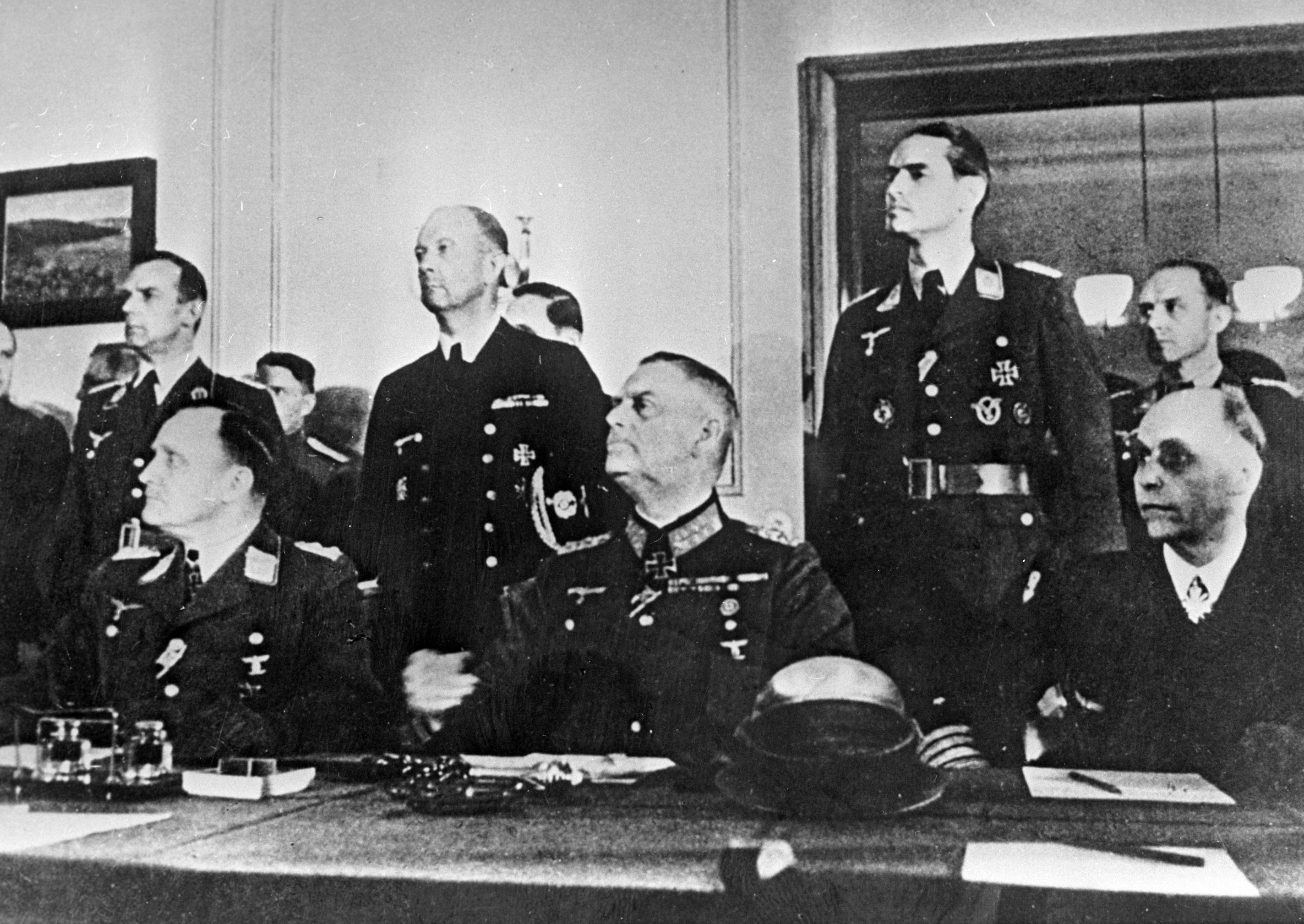 Представители Германии за столом во время подписания Акта о безоговорочной капитуляции Германских вооружённых сил