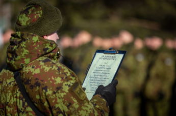 Военнослужащий эстонской армии принимает присягу