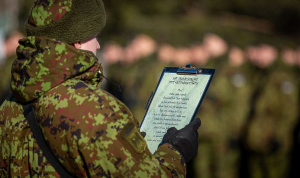 Военнослужащий эстонской армии принимает присягу