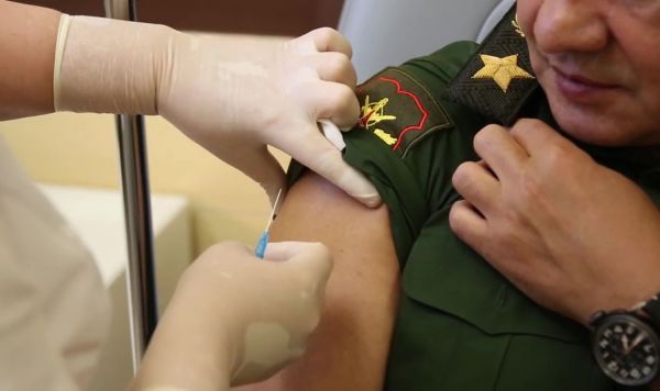 Министру обороны РФ Сергею Шойгу делают прививку от CoViD-19