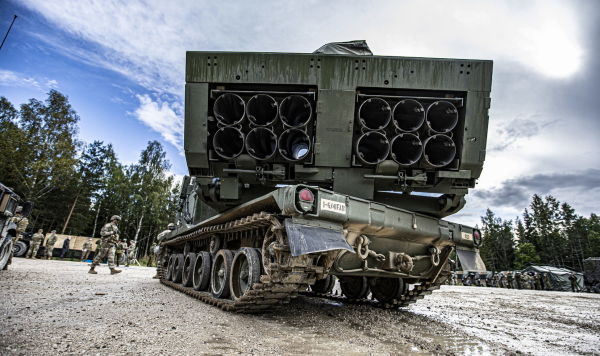 Пусковая установка залпового огня MLRS на центральном полигоне Сил обороны Эстонии