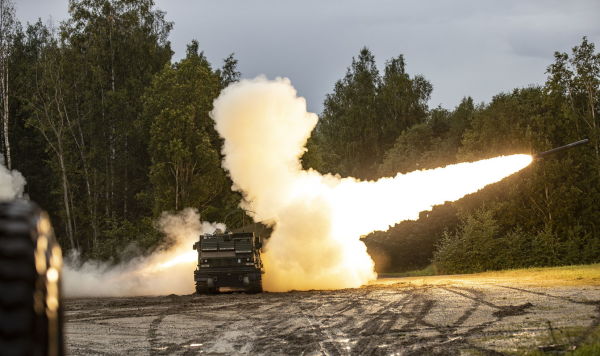 Показательные стрельбы из пусковой установки залпового огня MLRS на центральном полигоне Сил обороны Эстонии