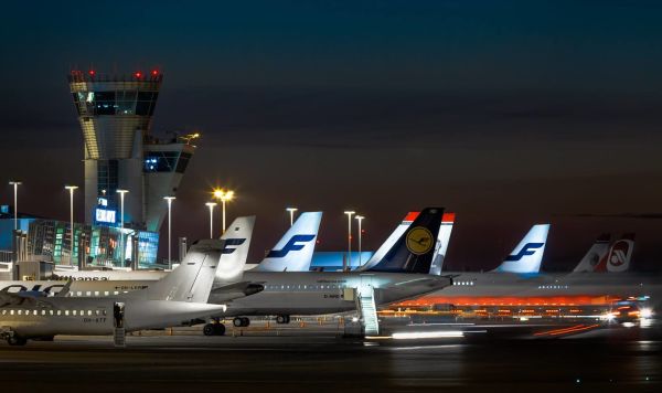 Самолеты на стоянке в аэропорту Хельсинки