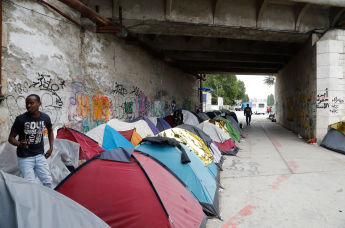 Палатки мигрантов в импровизированном лагере недалеко от Парижа