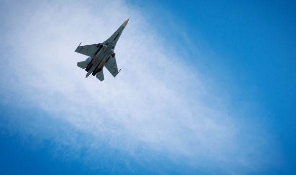 Многоцелевой истребитель Су-27 пилотажной группы "Соколы России"