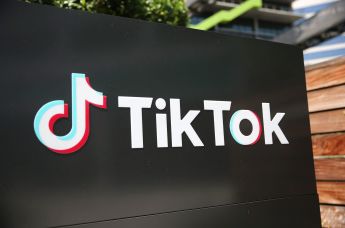 Логотип TikTok у здания компании