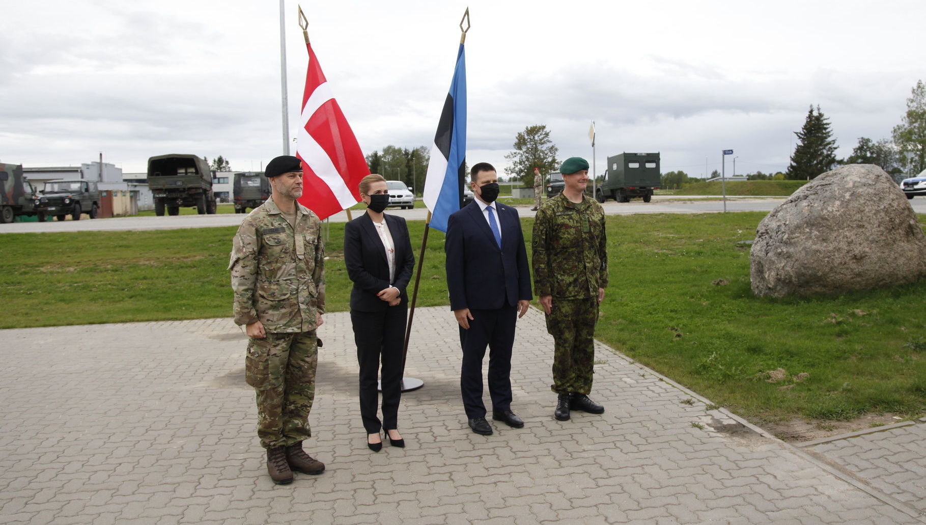 Премьер-министр Эстонии Юри Ратас (второй справа) и премьер-министр Дании Метте Фредериксен (вторая слева) на военной базе НАТО в Тапа