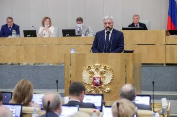 Евгений Примаков выступает на пленарном заседании Государственной Думы РФ