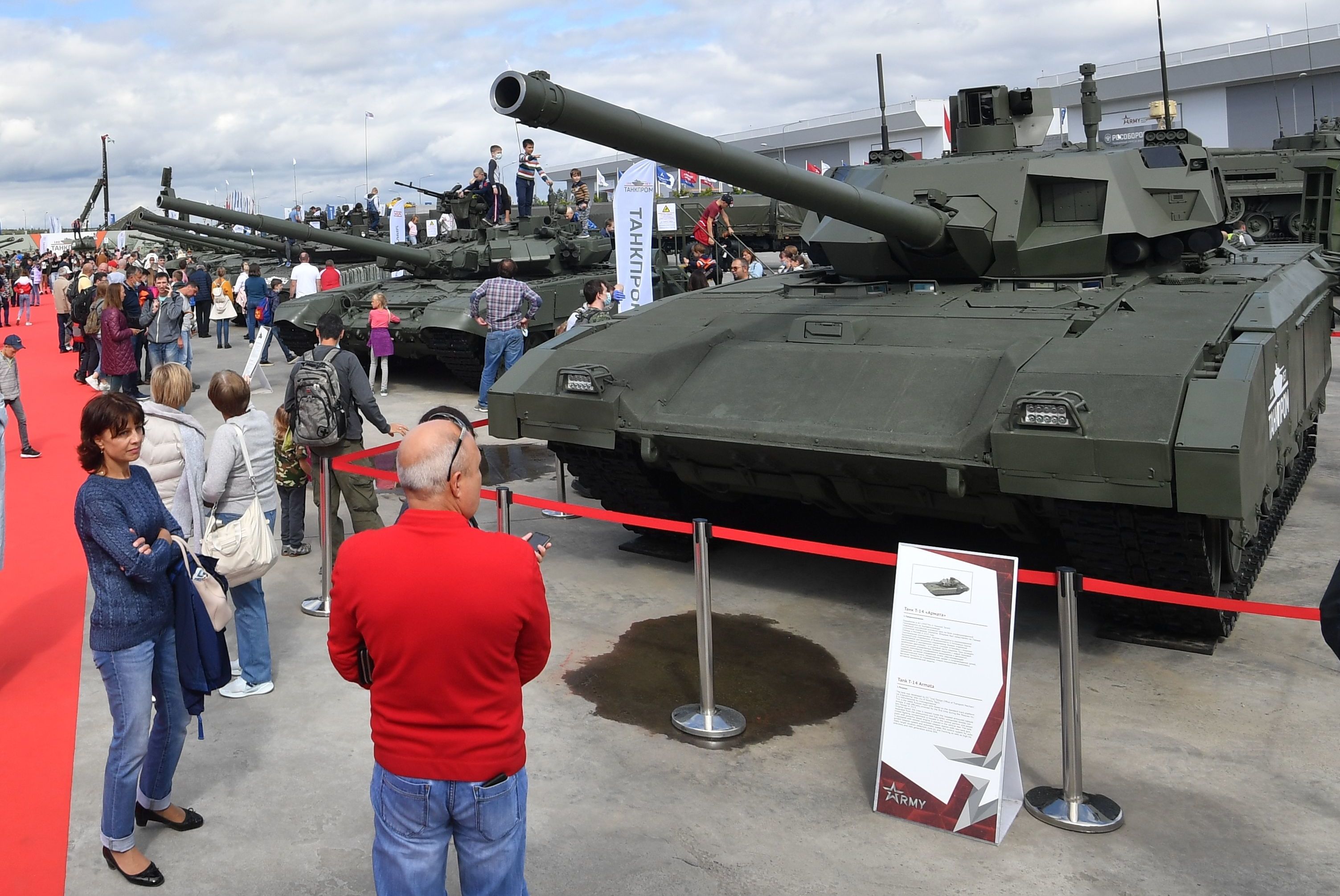 Посетители у танка Т-14 "Армата" на выставке "Армия-2020"