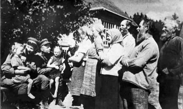 Жители Таллина с радостью встречают своих героических освободителей - солдат Красной Армии