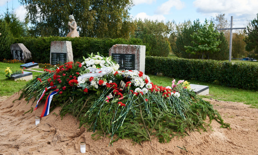 Захоронение останков воинов Советской Армии, павших на территории Эстонии в годы Великой Отечественной Войны, на мемориальном участке кладбища в Маарду