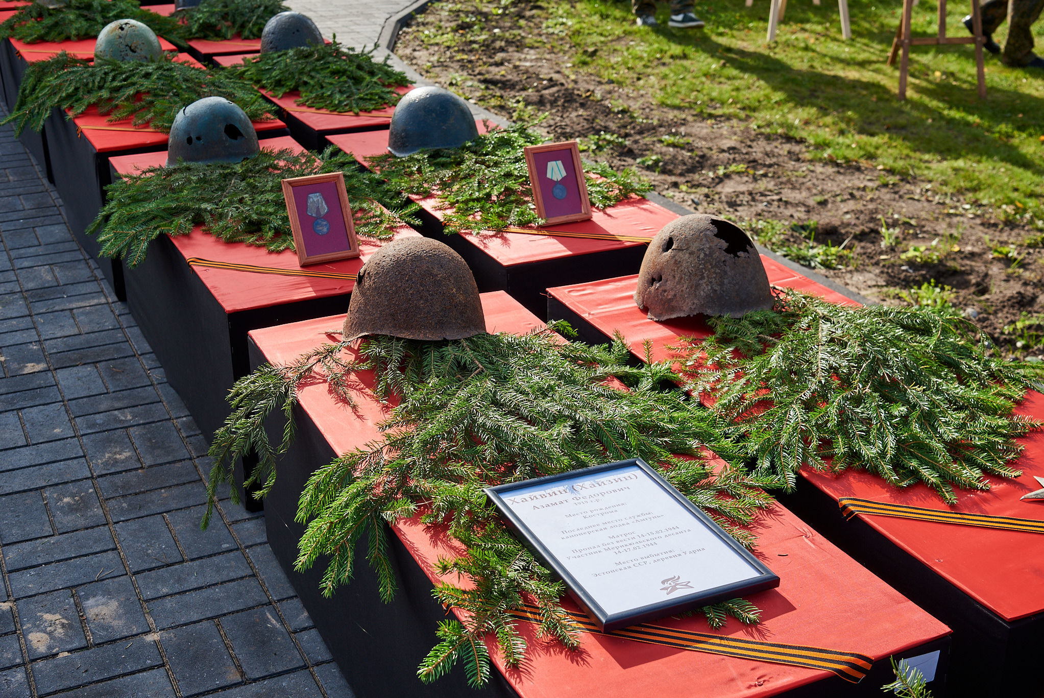 Церемония захоронения останков воинов Советской Армии, павших на территории Эстонии в годы Великой Отечественной Войны, на мемориальном участке кладбища в Маарду.