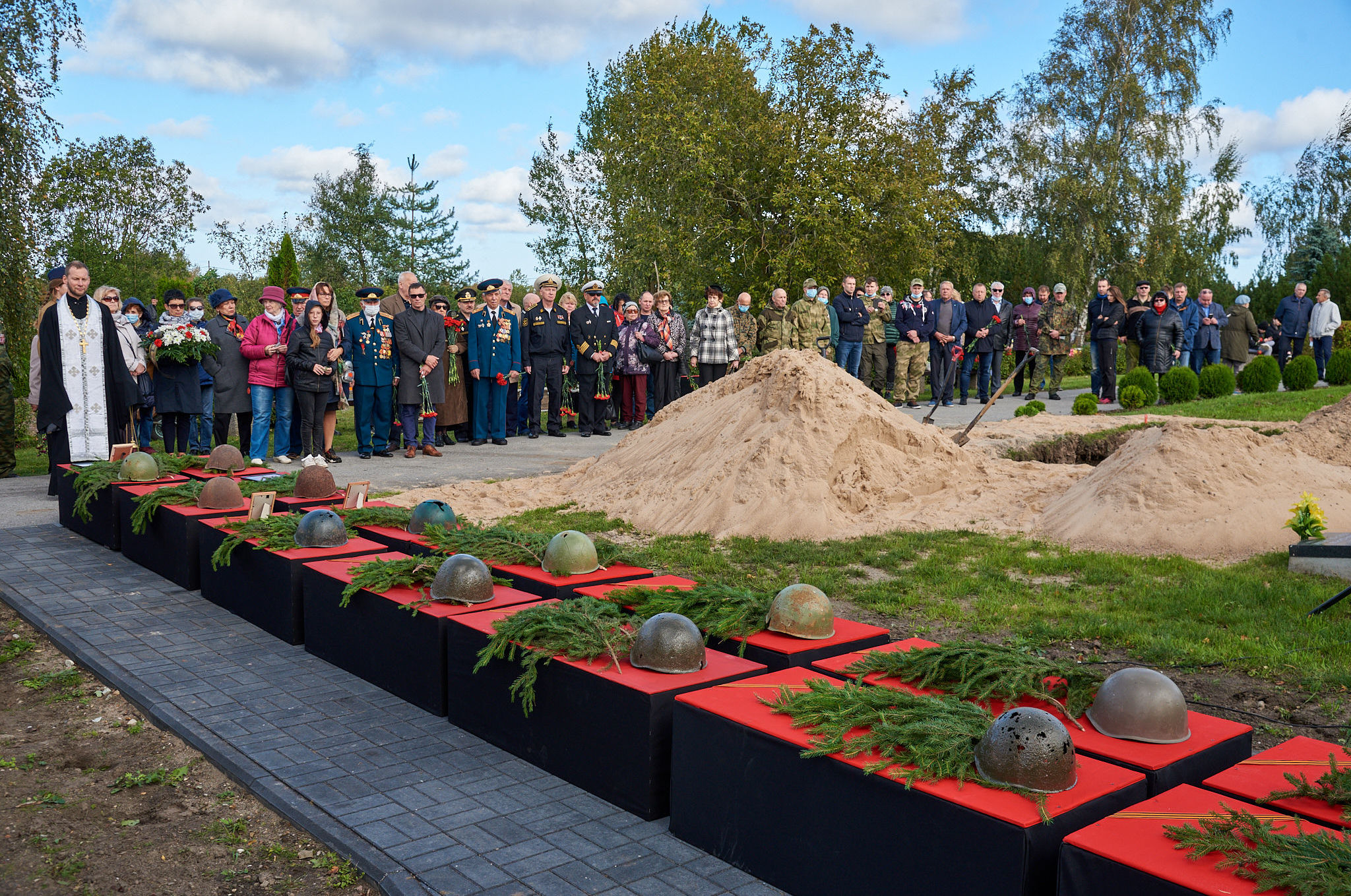 Церемония захоронения останков воинов Советской Армии, павших на территории Эстонии в годы Великой Отечественной Войны, на мемориальном участке кладбища в Маарду.