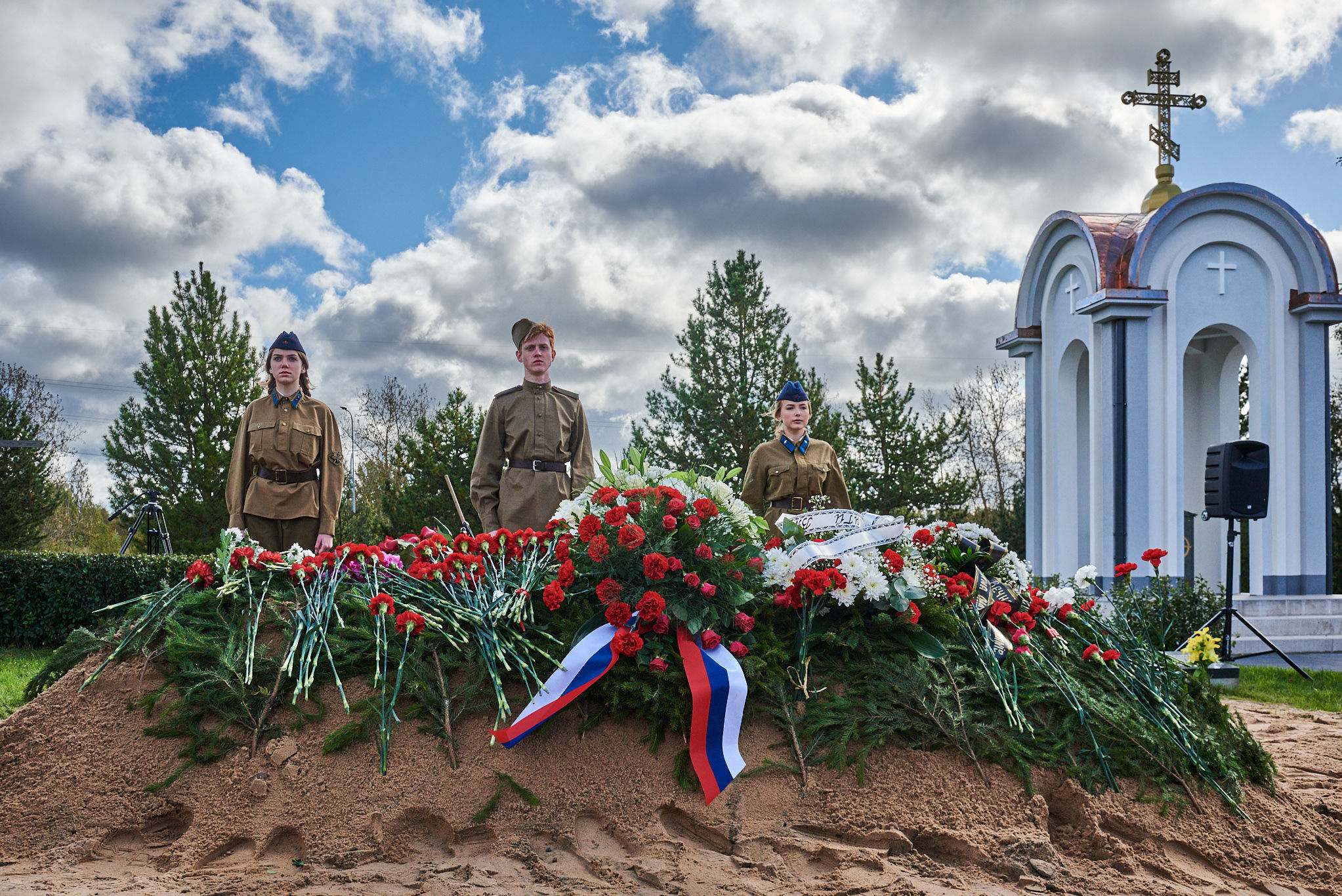 Церемония захоронения останков воинов Советской Армии, павших на территории Эстонии в годы Великой Отечественной Войны, на мемориальном участке кладбища в Маарду