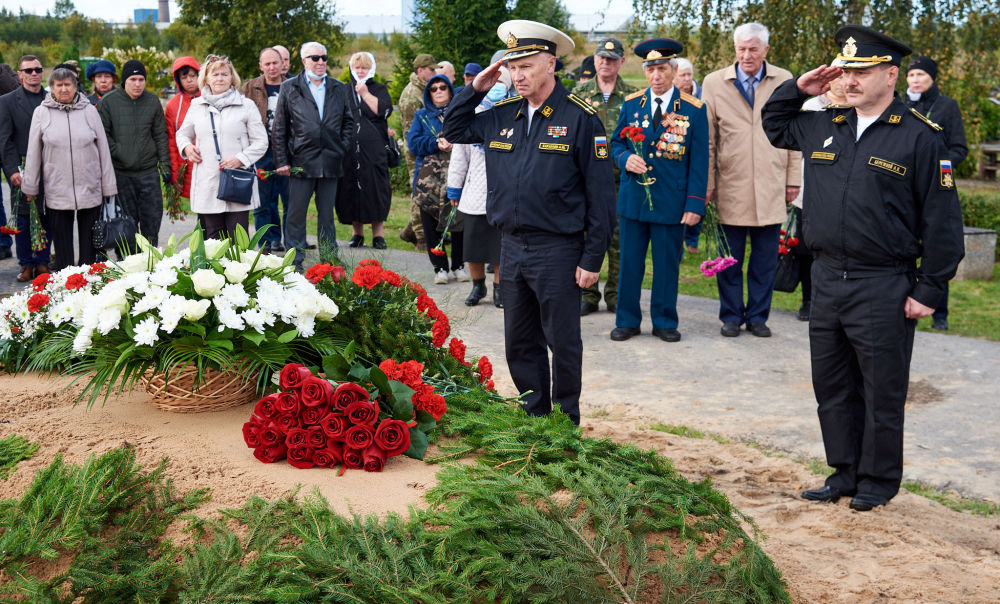 Возложение цветов на церемонии захоронения останков воинов Советской Армии в Маарду