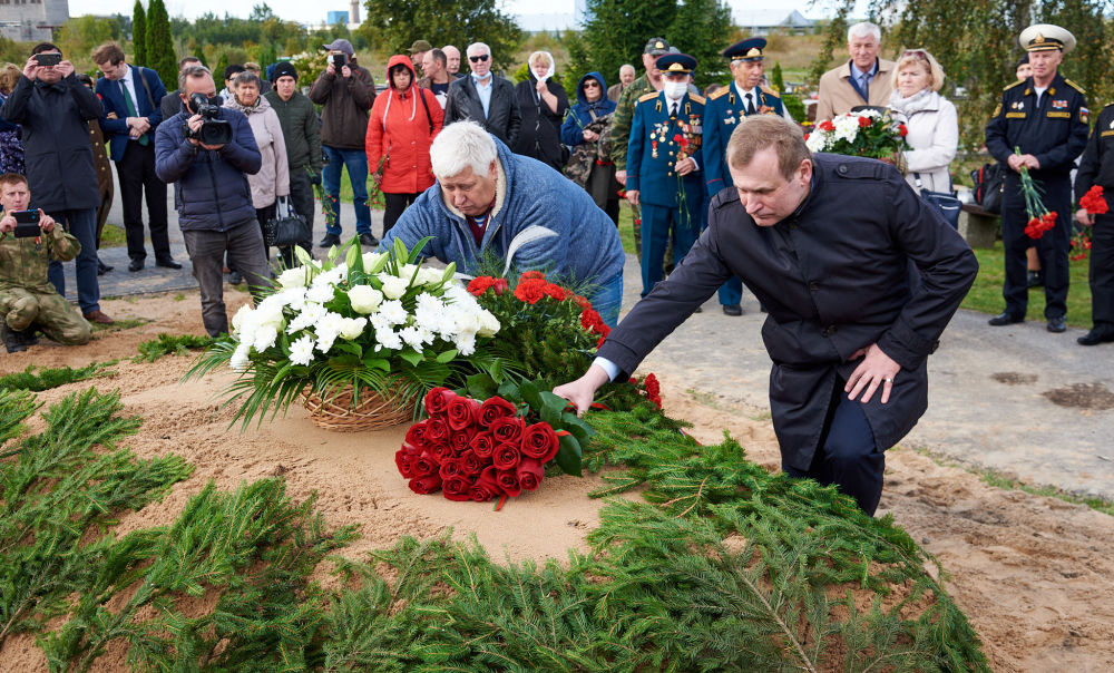 Цветы возлагает посол Республики Беларусь в Эстонии Вячеслав Качанов (справа)
