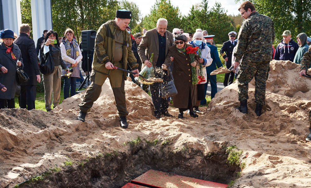 Церемония захоронения останков воинов Советской Армии, павших на территории Эстонии в годы Великой Отечественной Войны, на мемориальном участке кладбища в Маарду