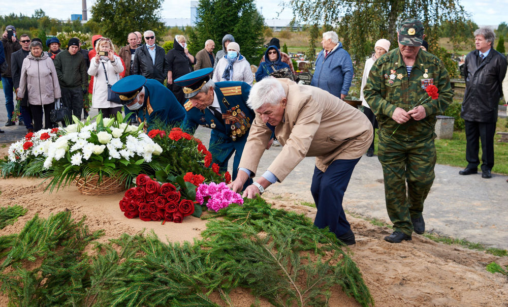 Возложение цветов на церемонии захоронения останков воинов Советской Армии в Маарду