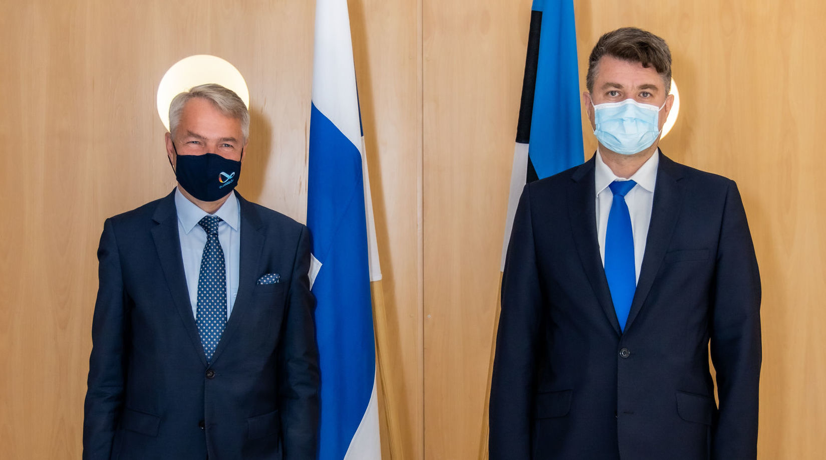 Министр иностранных дел Финляндии Пекка Хаависто (слева) и министр иностранных дел Эстонии Урмас Рейнсалу