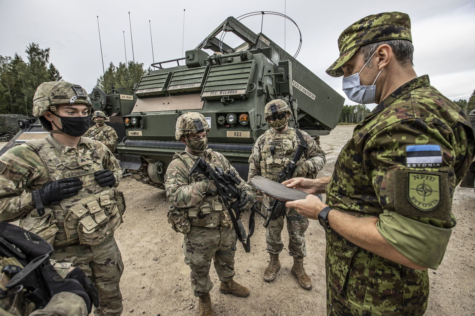 Американские и эстонский военнослужащие во время показательных стрельб из пусковой установки залпового огня MLRS на центральном полигоне Сил обороны Эстонии