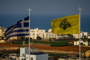 Флаги Греции (слева) и Греческой православной церкви в городе Протарас на Кипре