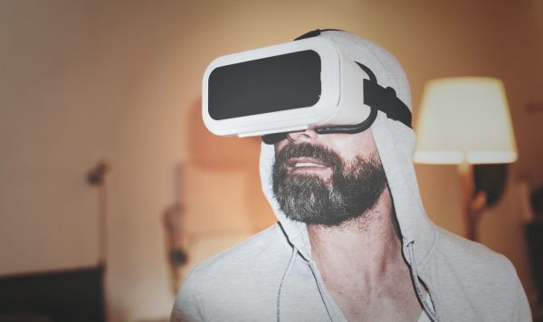 Мужчина в VR-очках