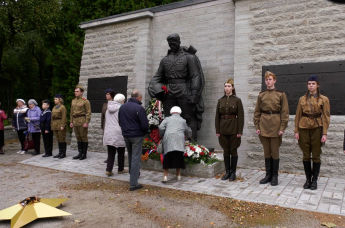 Цветы у ног Бронзового солдата: в Таллинне отметили годовщину освобождения от немецкой оккупации