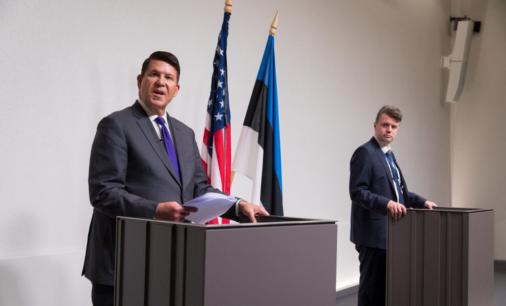 Заместитель государственного секретаря США Кейт Крач (слева) и министр иностранных дел Эстонии Урмас Рейнсалу